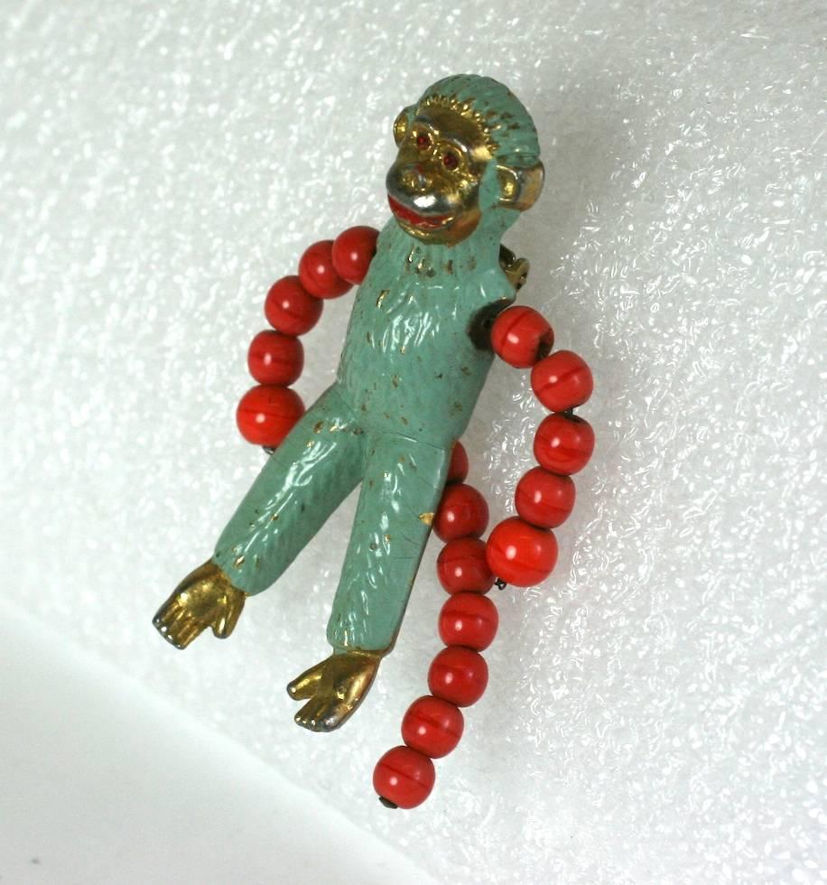 Charming Art Deco Calvaire Monkey Clip of enameled pot metal with Venetian glass bead arms and tail.  Calvaire was a company based in NY in the 1920's with ties to France....Wonderful novelty jewelry from the 1930's, USA.
2.25