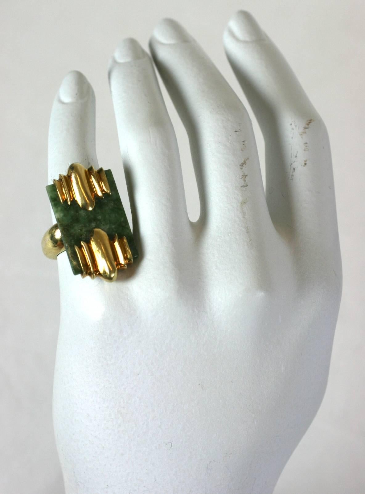 Bague moderniste en jade et or en vente 5