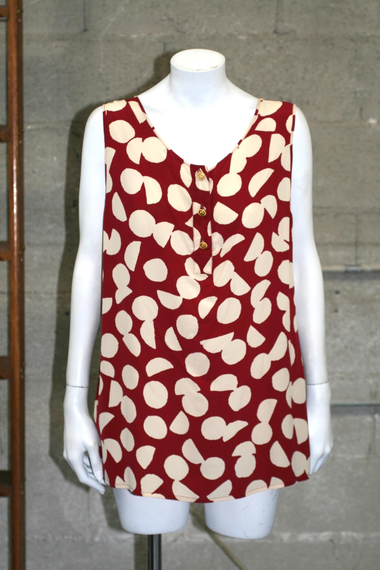 Chanel silk crepe circle printed sleeveless top with gold clover buttons running down the back or front. We have photographed both options. Flared A line shape floats at hip level.
1990's France.
Excellent condition.