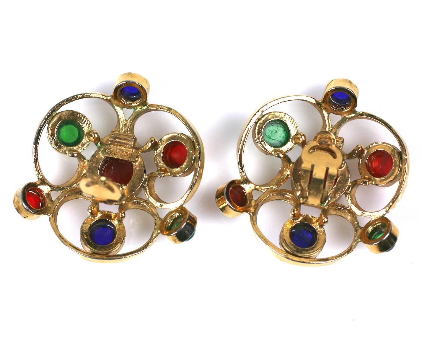 Renaissance  Maison Gripoix pour Chanel Large  Trèfle médiéval  Verre coulé   Boucles d'oreilles en vente