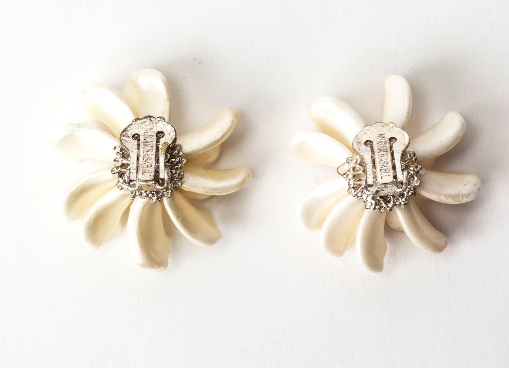 Miriam Haskell naturalistic signature faux freshwater pearl flower earclips.  The hand formed pearlized glass petals are set in silver gilt filigree.  The focal center pearl of white freshwater. Clip back fittings. 1950's USA. 
Excellent condition. 