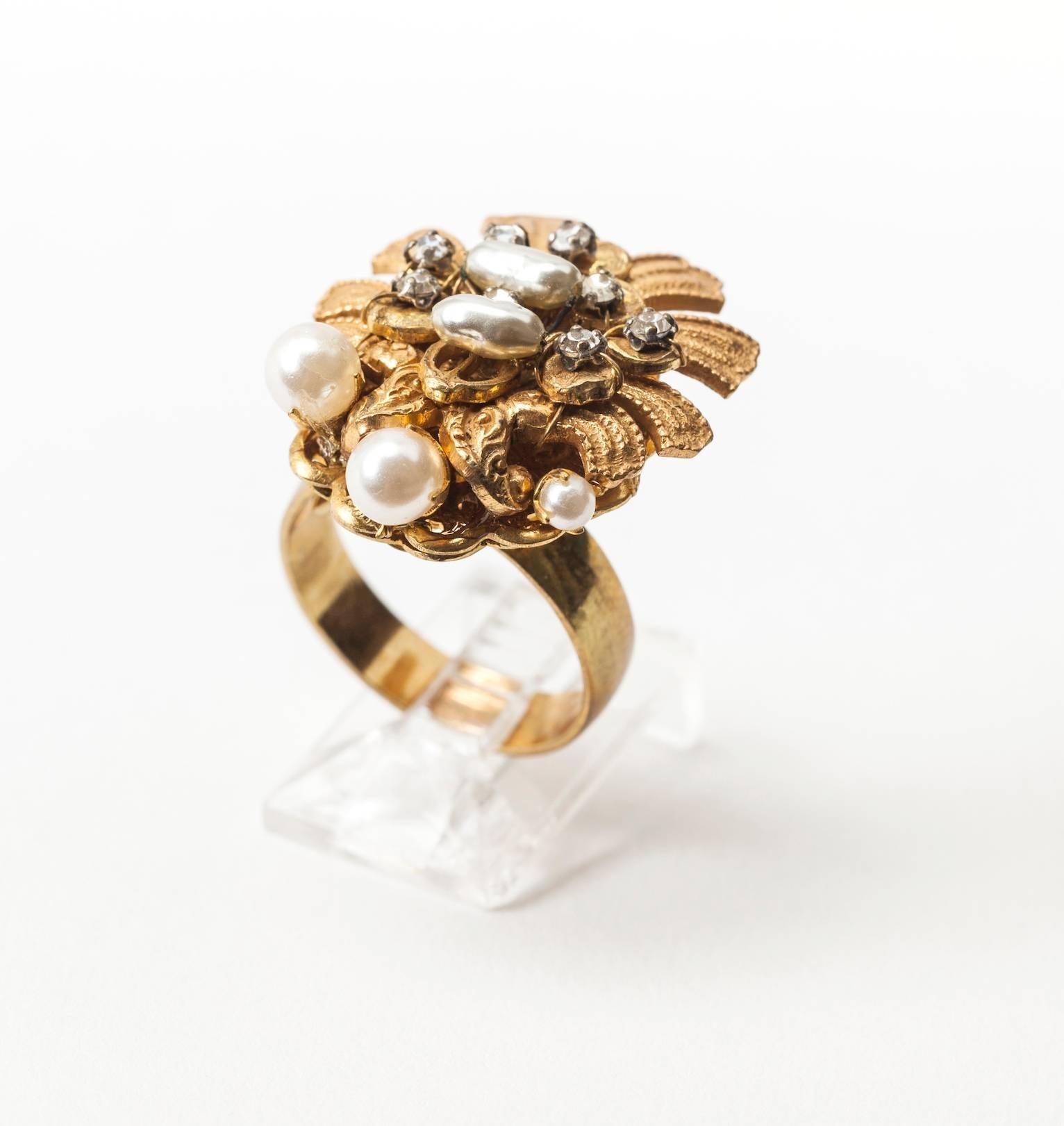 Miriam Haskell ungewöhnliche Flori Form russischen vergoldeten filigranen Cocktail-Ring. Handgenäht  mit runden Perlen und barocken Reisperlen, mit Kristallrosetten in verschiedenen Größen.
Verstellbares Band. 1940er Jahre USA. Ausgezeichneter