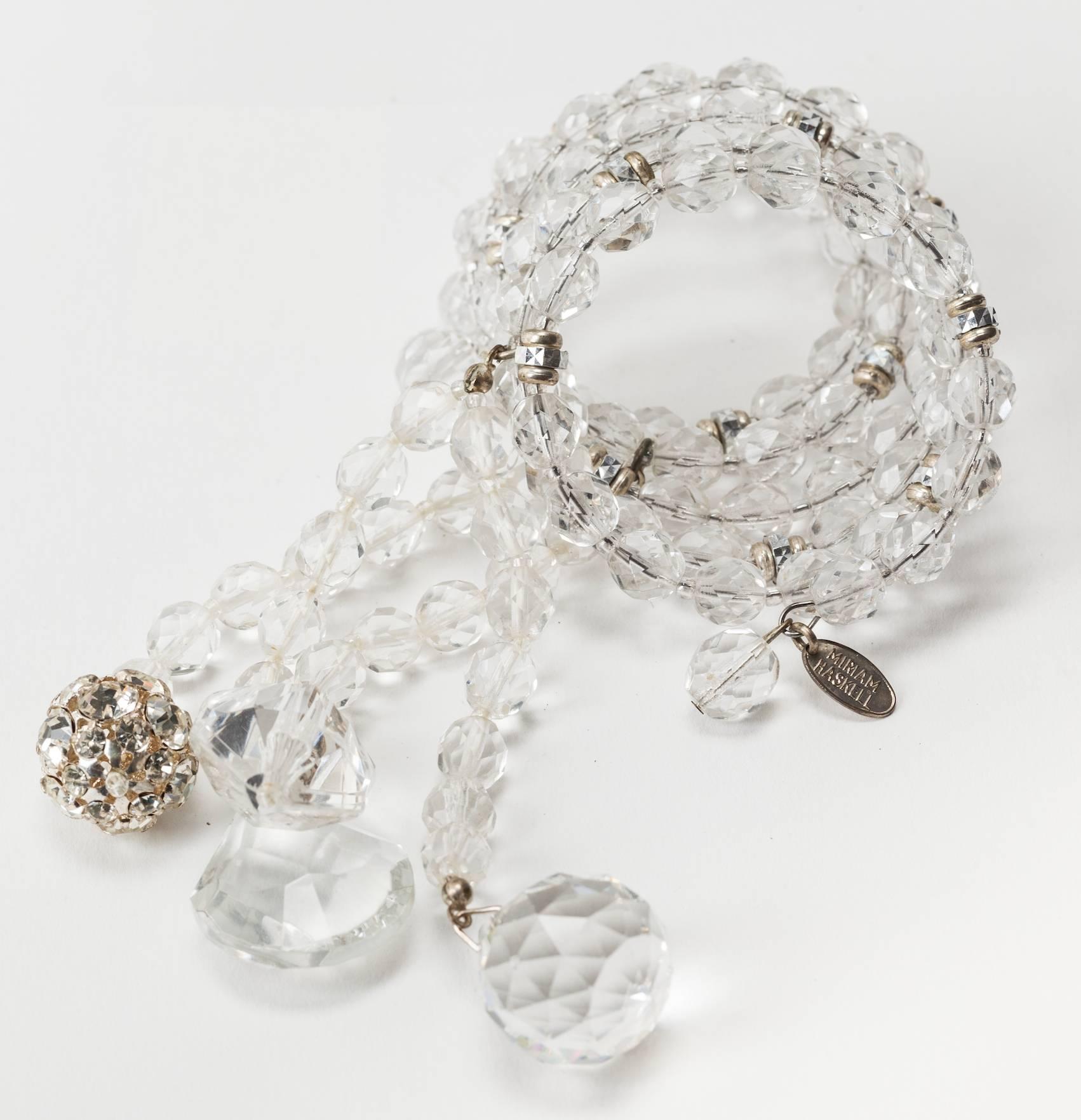 Bracciale a cinque file di cristalli Miriam Haskell con perle di cristallo rotonde sfaccettate e argento dorato  rondelle tagliate a gioiello con trendrils drammatici di cristalli di vetro chandelier, prismi di cristallo lucite e perline di