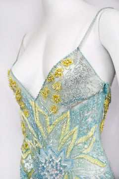 Abito in seta con decorazioni turchesi della sfilata Valentino Primavera/Estate 2004