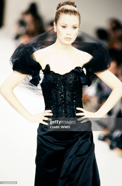Ensemble bustier et jupe en tulle orné, collection Oscar de la Renta 1995, présenté lors d'un défilé