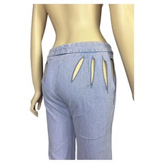 Chloe by Phoebe Philo, primavera 2002, passerella: pantaloni in denim color lavanda con tagli obliqui