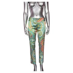 Pantalones de seda con estampado de paisley de D&G Dolce & Gabbana, colección Primavera 2000, con el logotipo de strass