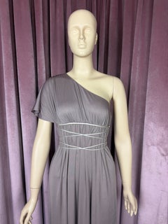Scott Barrie: abito da sera in jersey drappeggiato in stile greco, monospalla e con cintura in vita, ispirato all'era disco degli anni '70