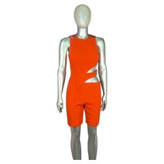 Mugler FRÜHJAHR 2016: Orangefarbener Jumpsuit mit Ausschnitten an der Taille und Chevron-Metallbeschlägen