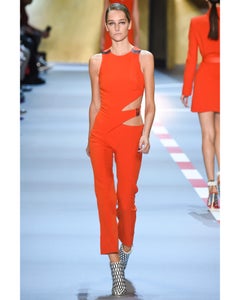 Mugler FRÜHJAHR 2016: Orangefarbener Jumpsuit mit Ausschnitten an der Taille und Chevron-Metallbeschlägen