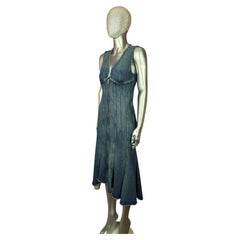 Marc Jacobs Pre-Fall 2023: „The Wave“ – Wiggle-Kleid aus Denim mit Einsätzen und Reißverschluss vorne