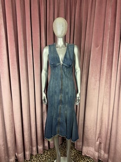 Marc Jacobs Pre-Fall 2023: „The Wave“ – Wiggle-Kleid aus Denim mit Einsätzen und Reißverschluss vorne