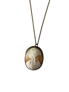 Collana vittoriana con ciondolo a forma di dea in cammeo di conchiglia intagliato a mano, 1890 circa