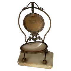 Antiker französischer Ständer für Taschenuhren aus Messing und Marmor mit Muschelverzierung, um 1890er Jahre