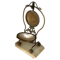 Antiker französischer Ständer für Taschenuhren aus Messing und Marmor mit Muschelverzierung, um 1890er Jahre