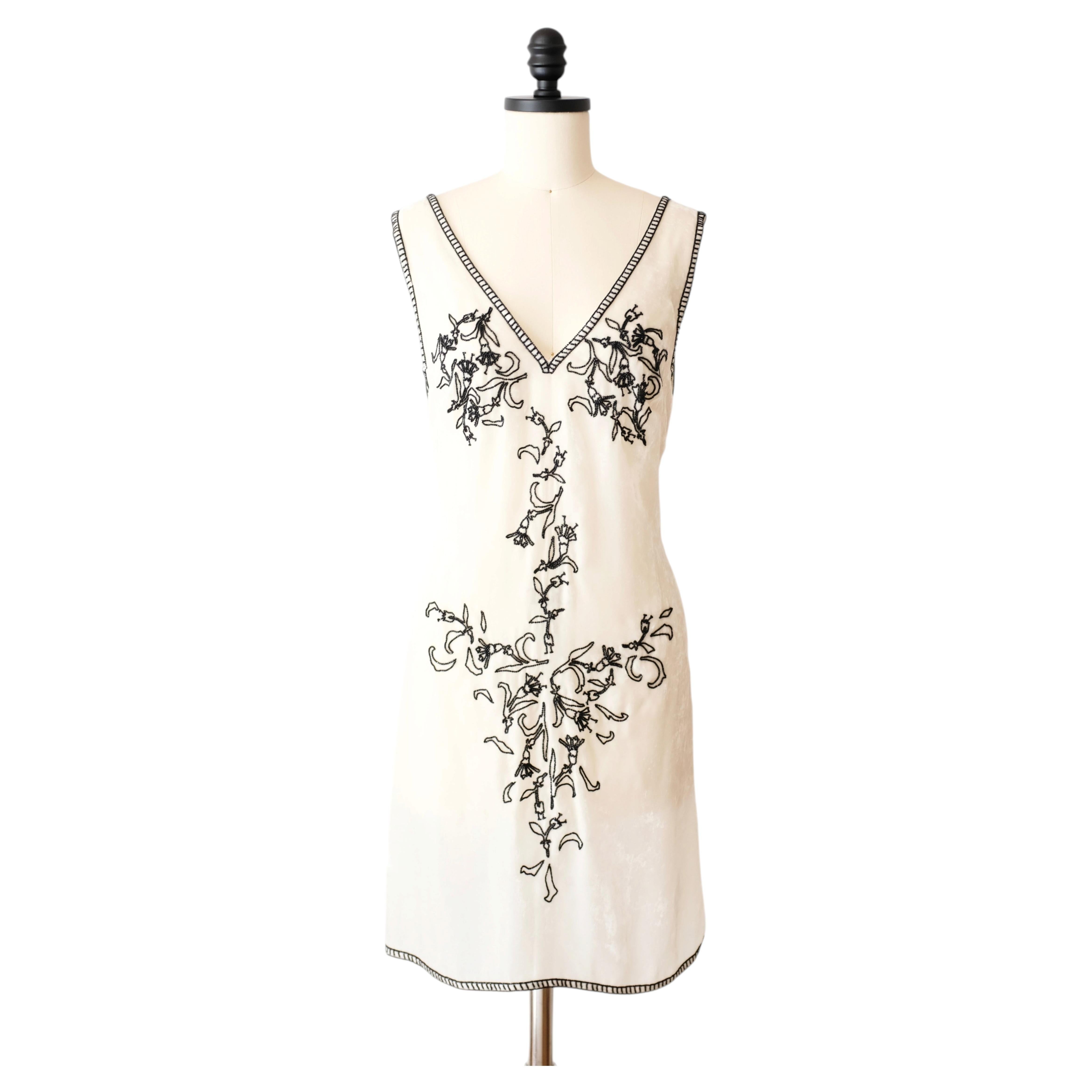 Robe droite en velours brodée de perles Prada, collection automne-hiver 1997, col en V (S/M) en vente