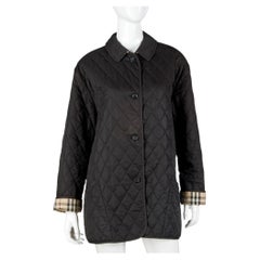 Abrigo tipo «car coat» de Burberry London, negro, con acolchado tipo «diamante» y forro a cuadros, fabricado en Inglaterra