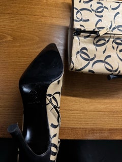Chanel-Stiefel aus Leder mit beigem CC-Monogramm-Print, schwarzer spitzer Zehenpartie und Stilettoabsatz