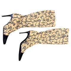 Chanel-Stiefel aus Leder mit beigem CC-Monogramm-Print, schwarzer spitzer Zehenpartie und Stilettoabsatz