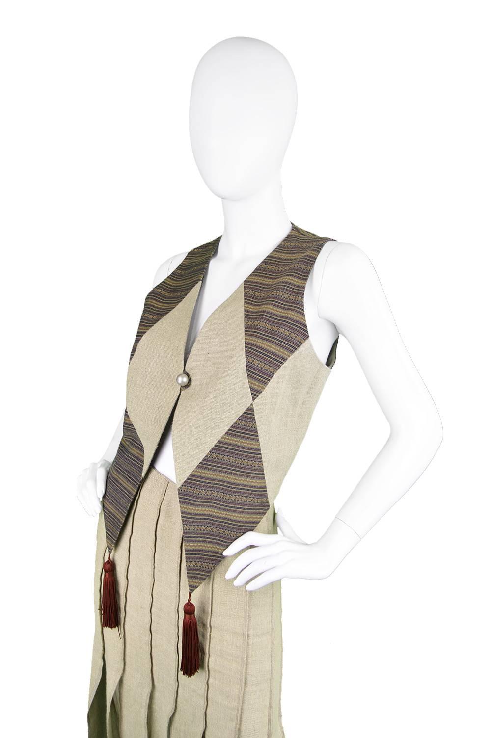 Ein erstaunliches zweiteiliges Vintage-Set des genialen italienischen Designers Moschino für die Linie Cheap & Chic aus den 1980er Jahren. Die Weste ist auf der Vorderseite mit einem skurrilen Rautenstoff im Harlekin-Stil versehen, die Rückseite ist