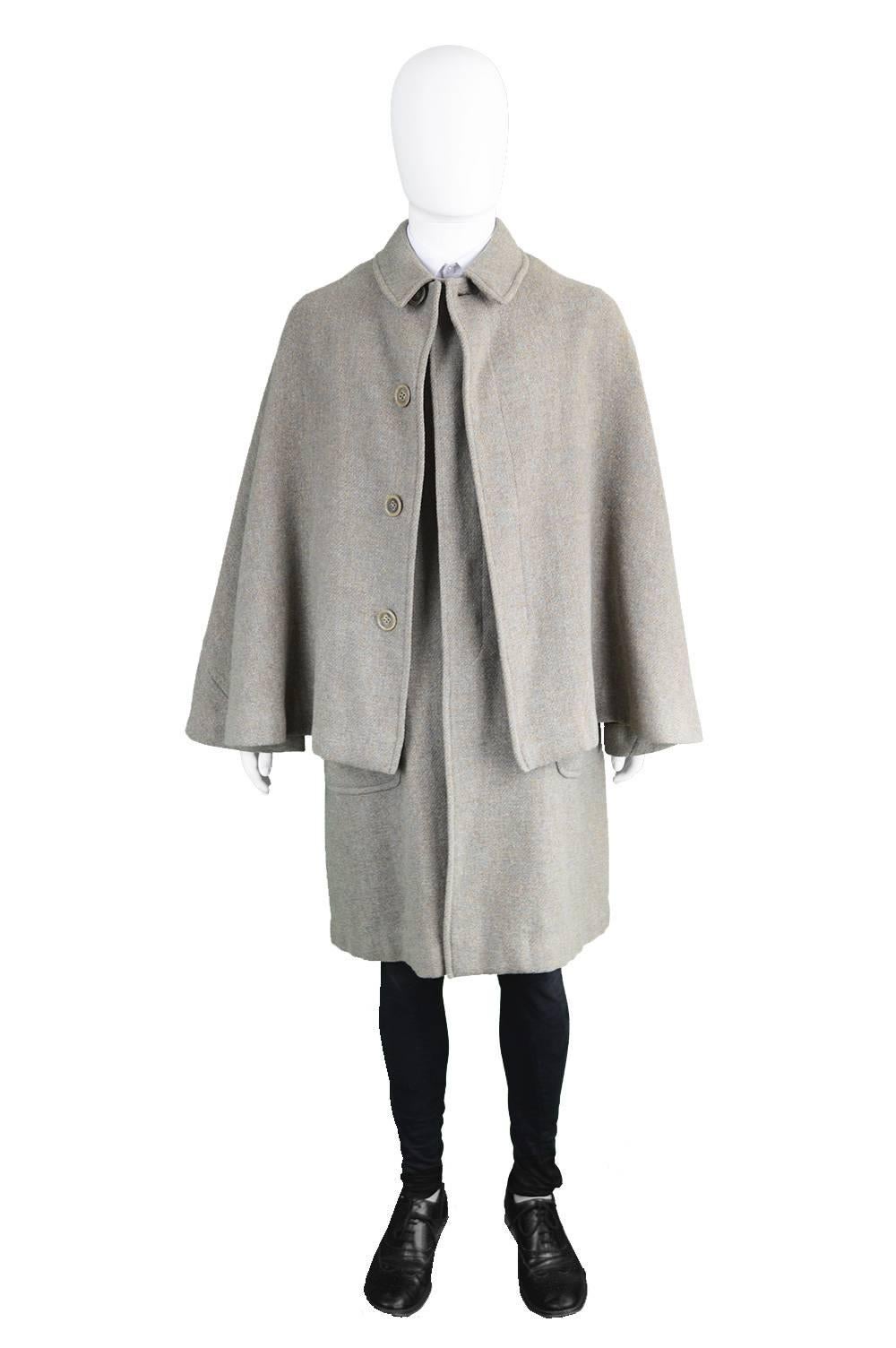 Ein unglaublich stilvoller und seltener Vintage-Herrenmantel mit Cape aus den 1960er Jahren vom britischen Kultlabel Burberry. Aus einem luxuriösen, hochwertigen Harris Tweed-Stoff, der für seine Exzellenz bekannt ist und nach einem Parlamentsgesetz