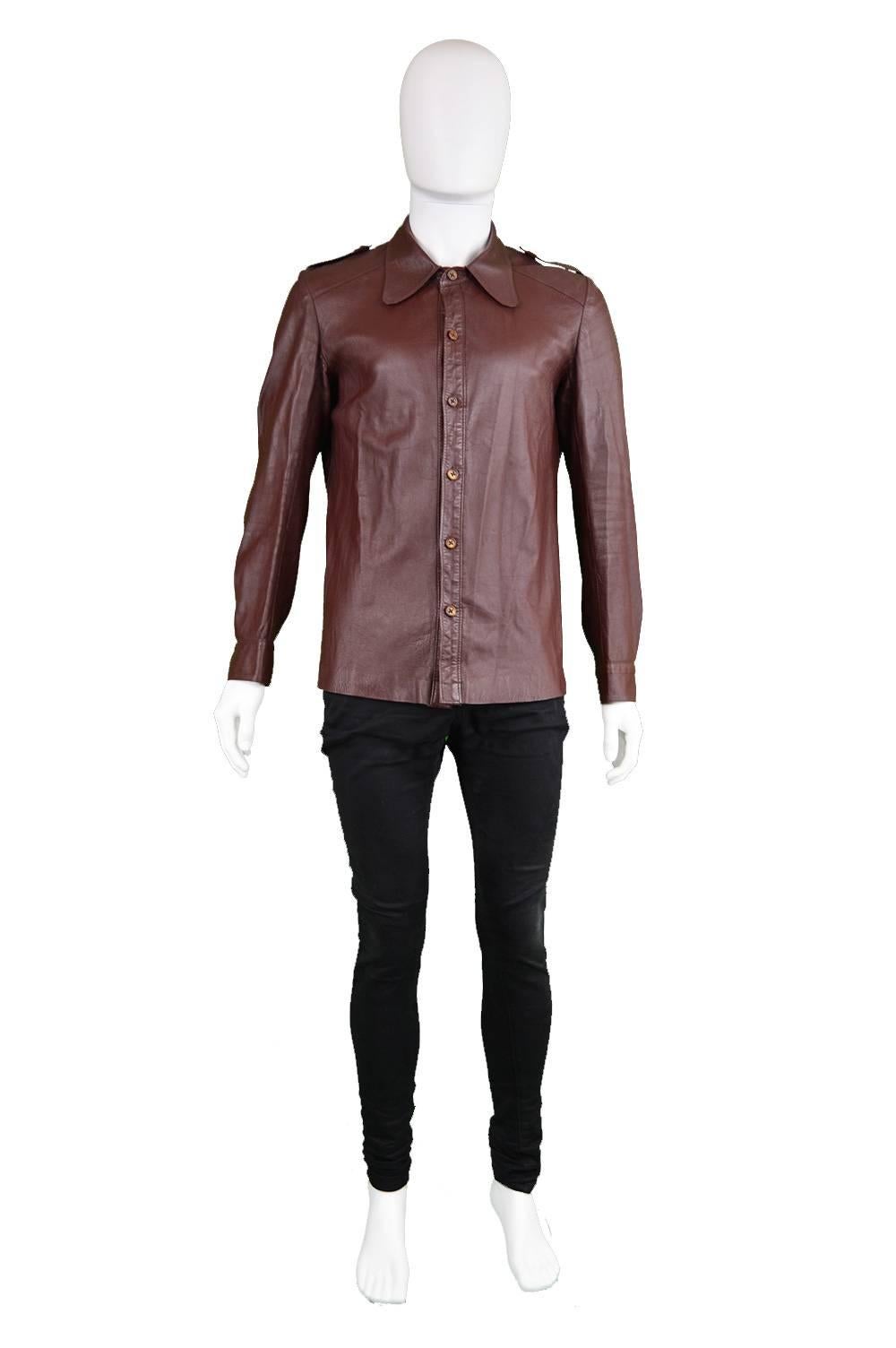 A rare and stylish vintage men's shirt/ jacket by legendary Carnaby Street label, Lord John. With its beagle collar, epaulettes on the shoulders and slim fitting sleeves, everything about this exudes late 60s/ early 70s mod style. In a buttery soft