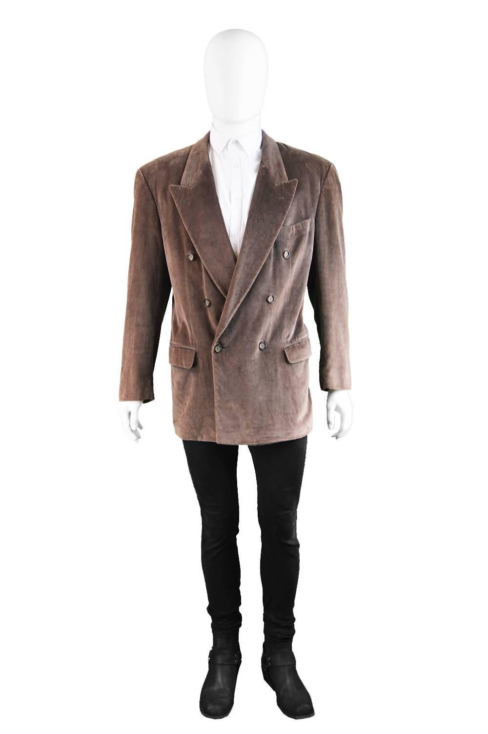 A stylish vintage mens velvet blazer from the 1980s by luxury German designer label, Hugo Boss for high end menswear store Mientus. In a brown cotton velvet with peaked lapels and double breasted buttons this jacket is perfect for evening or day