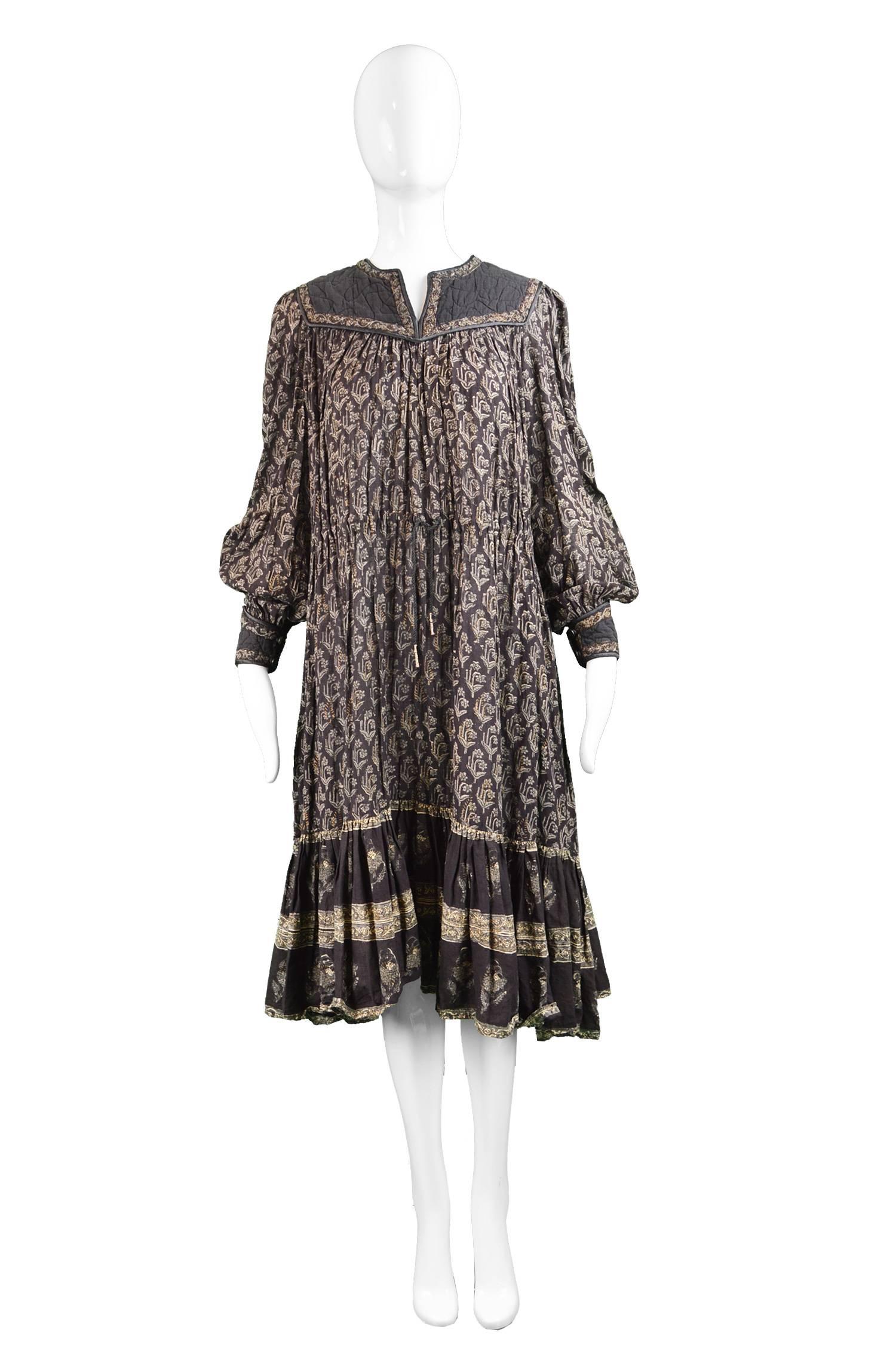 Phool Vintage Indian Cotton Smock Floral Block Print & Gold Paint Dress, 1970s

Estimated Size: Best fits a women's Small to Medium due to loose, smock fit. 
Bust - up to 40” / 101cm due to loose, smock style fit
Waist - Up to 38” / 96cm (can be