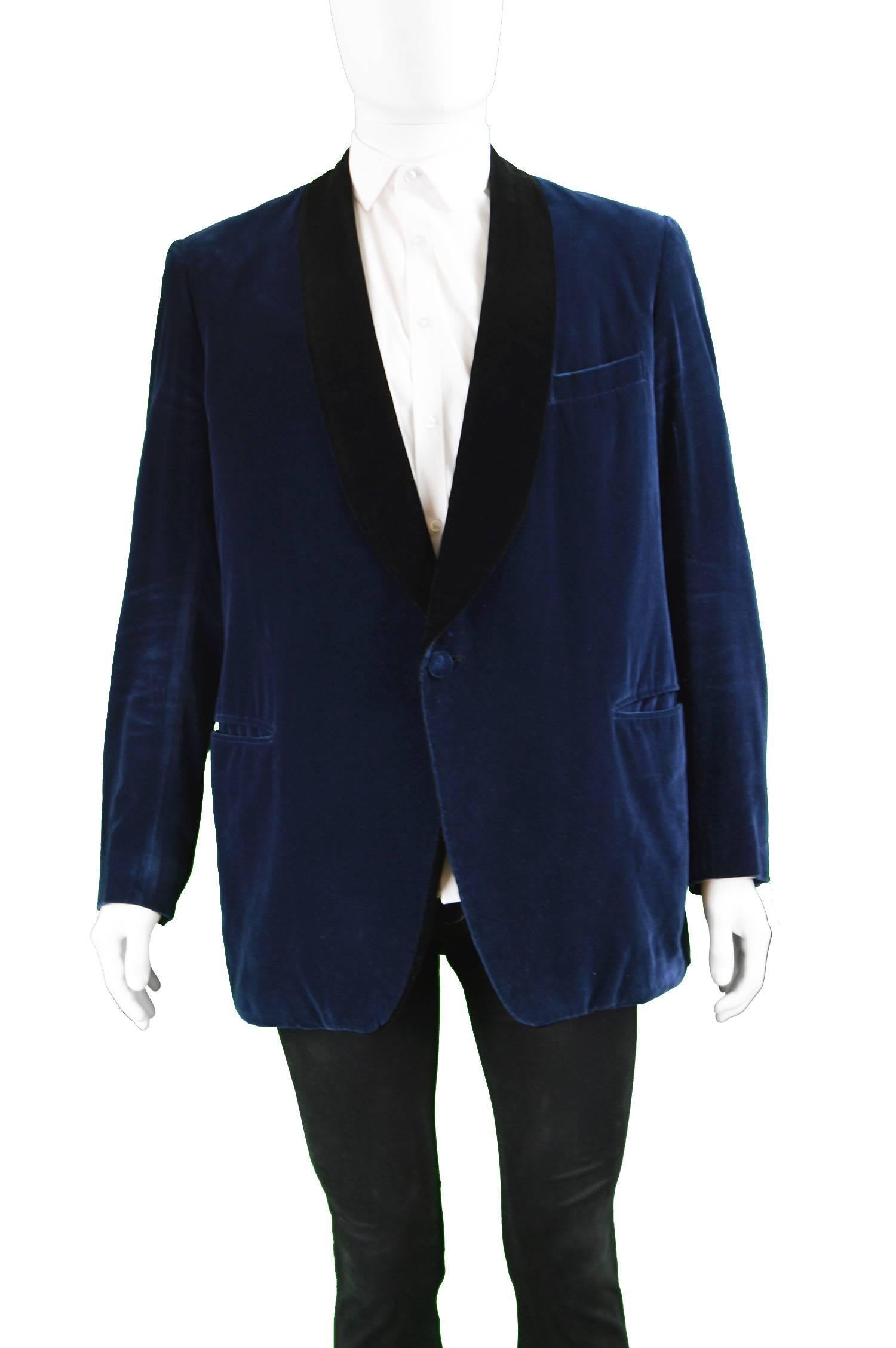 Harrods Men's Midnight Blue & Black Velvet Smoking Jacket, 1960s

Estimated Size: Men's XL. Please check measurements.
Chest - 46” / 117cm (Please remember to leave a couple of inches room for movement)
Length (Shoulder to Hem) - 31” /