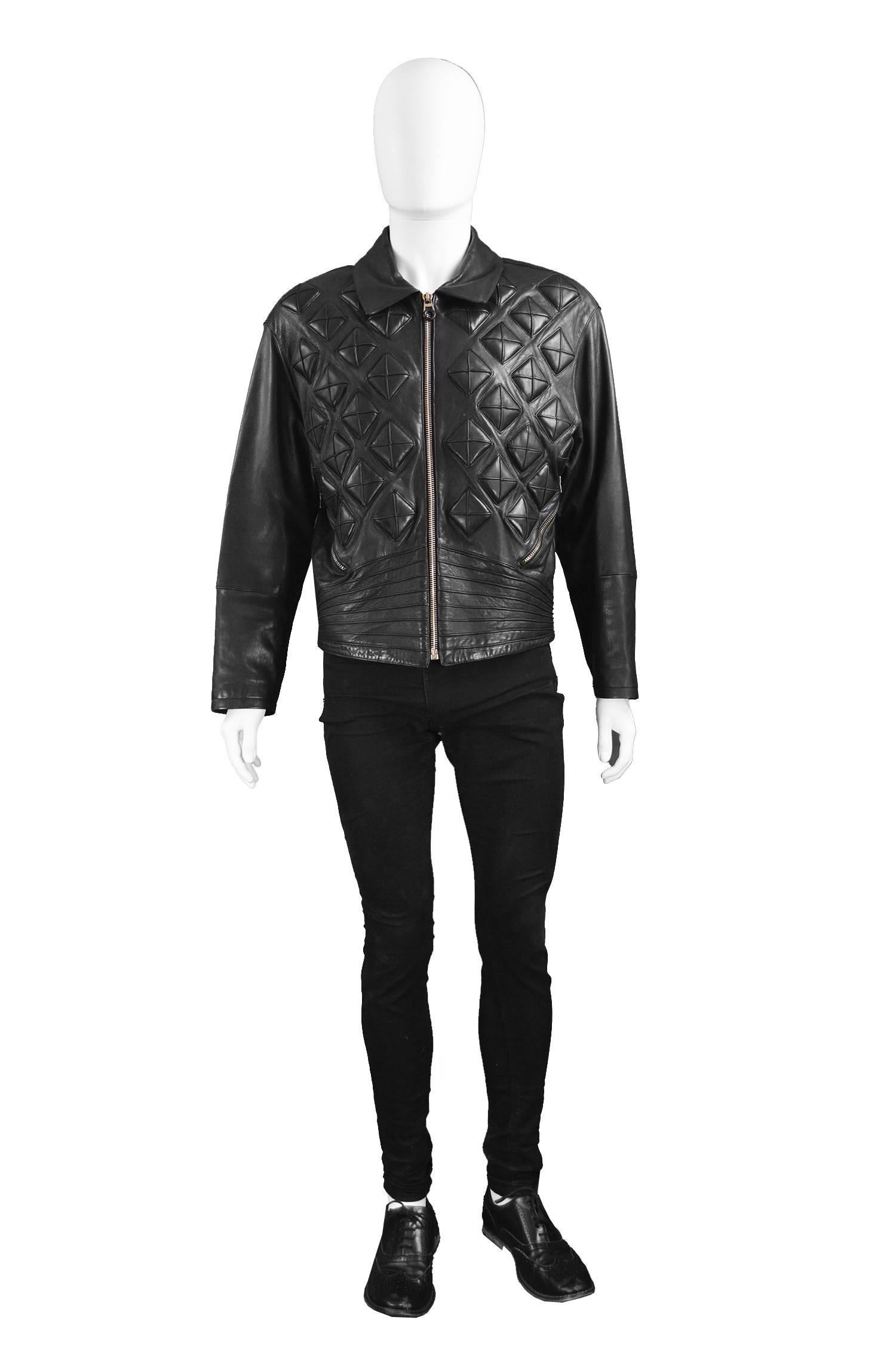 Veste en cuir italien noir gaufré pour hommes Calugi e Giannelli, années 1980

Taille : Marqué 50, ce qui correspond à un homme moderne de taille moyenne.
Poitrine - 46