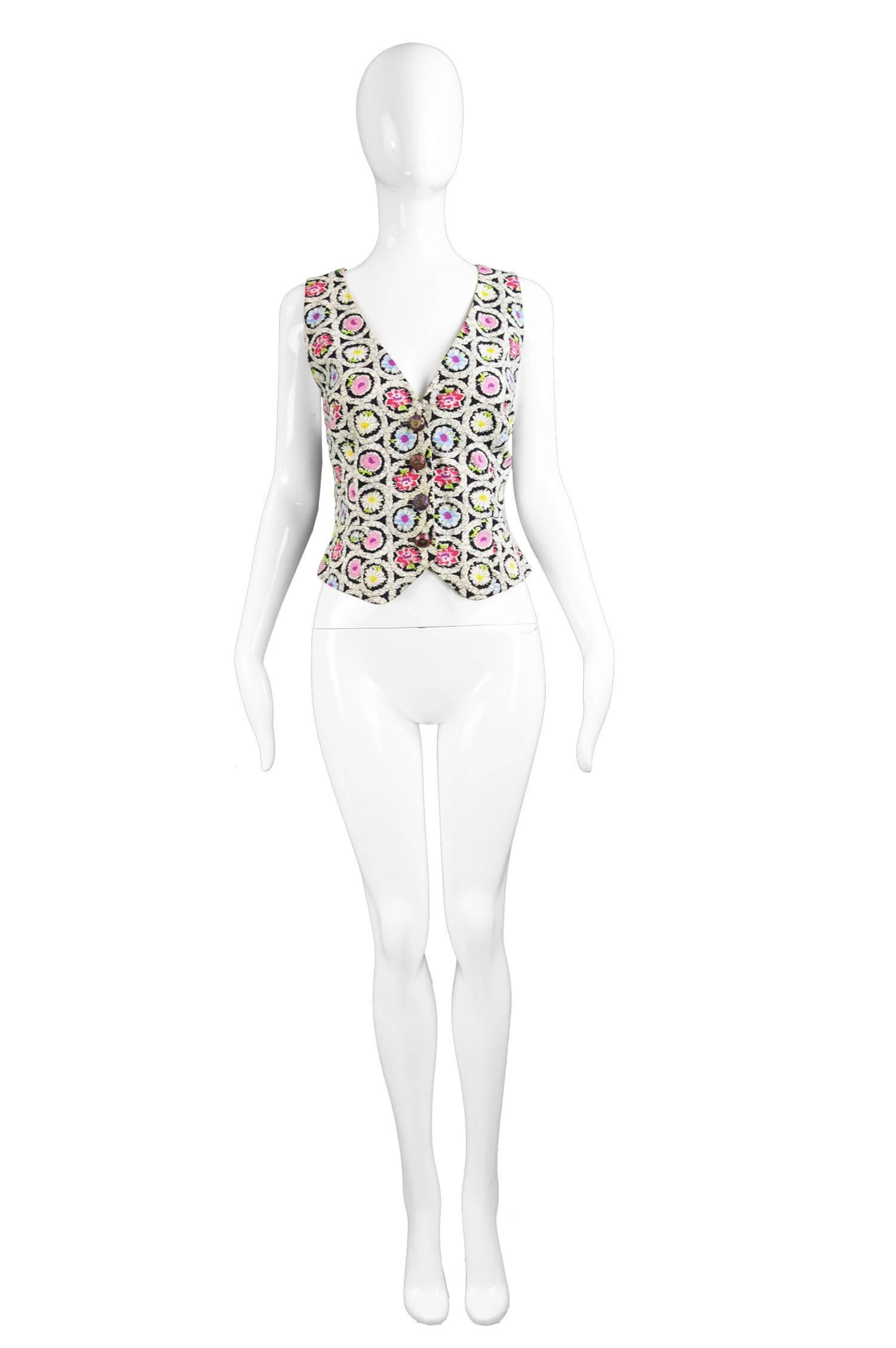 Moschino Cheap & Chic Black & White Floral Cross Back Cotton Vest, 1990s 

Estimated Size: UK 10-12/ US 6-8/ EU 38-40. Please check measurements. 
Bust - 35” / 89cm
Waist - 30” / 76cm
Length (Shoulder to Hem) - 20” / 51cm
 
Condition: