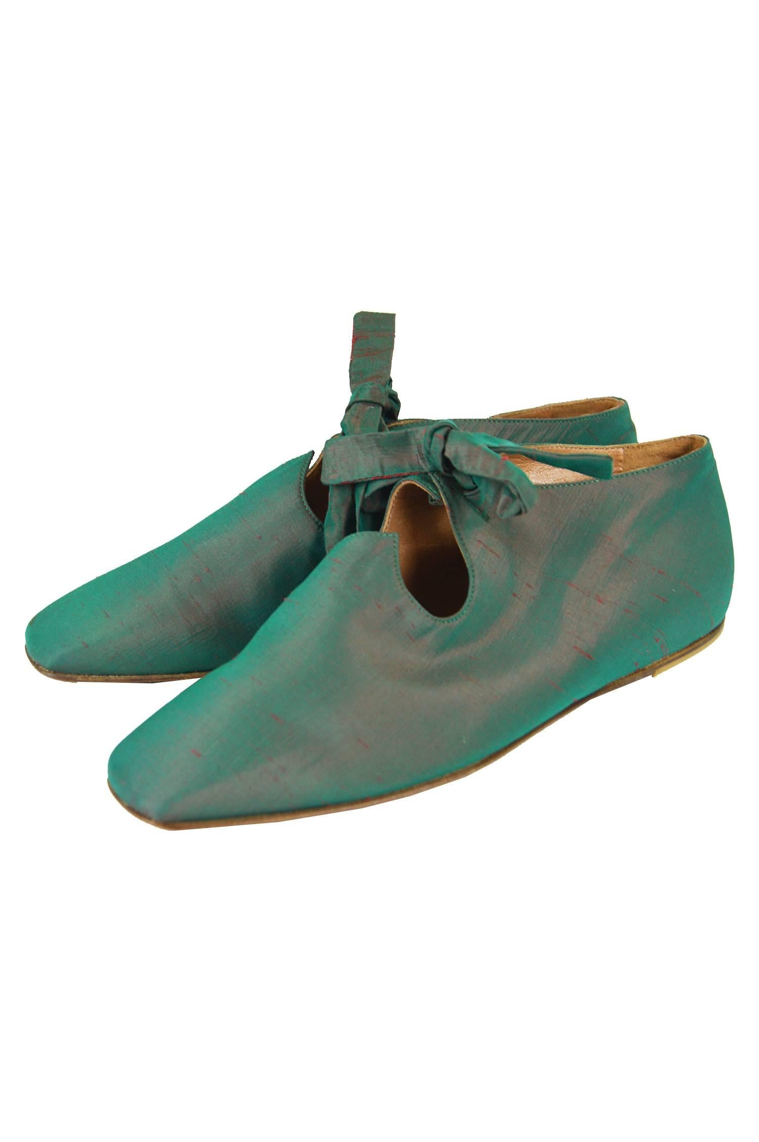 Romeo Gigli Vintage Iridescent Shot Silk Taffeta Green Flats, 1980s

Size: Marked 36.5 which is roughly a UK 3.5 / US 4 but please check measurements as shoe sizing can be awkward and differ from brand to brand. 
Length of insole - 23.5cm /