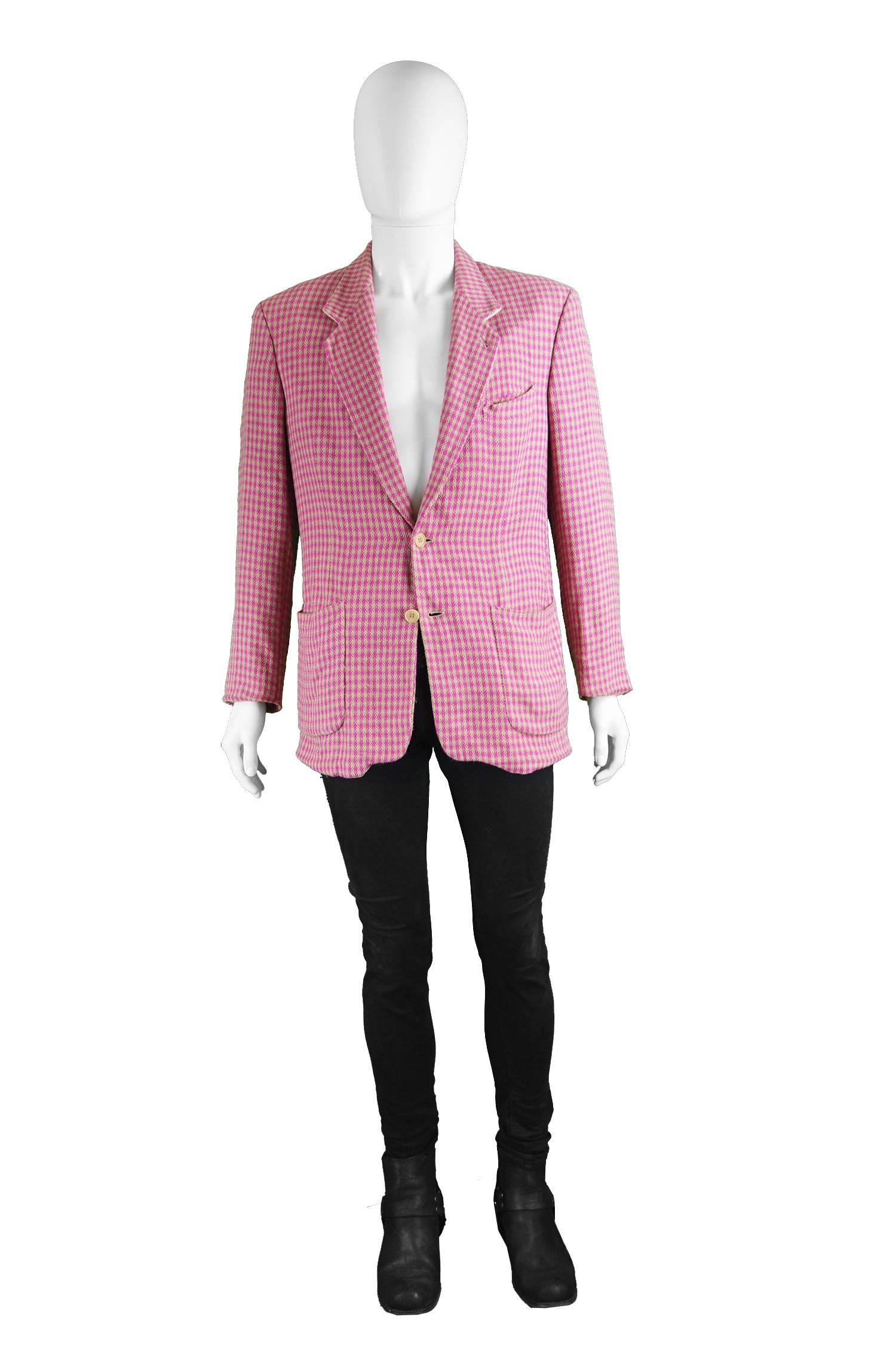 Byblos Vintage Men's Wool, Rayon & Silk Light Summer Blazer, 1990s

Estimated Size: Men's Large. Please check measurements.
Chest - 44” / 112cm (please remember to allow a couple of inches for movement)
Length (Shoulder to Hem) - 29” /