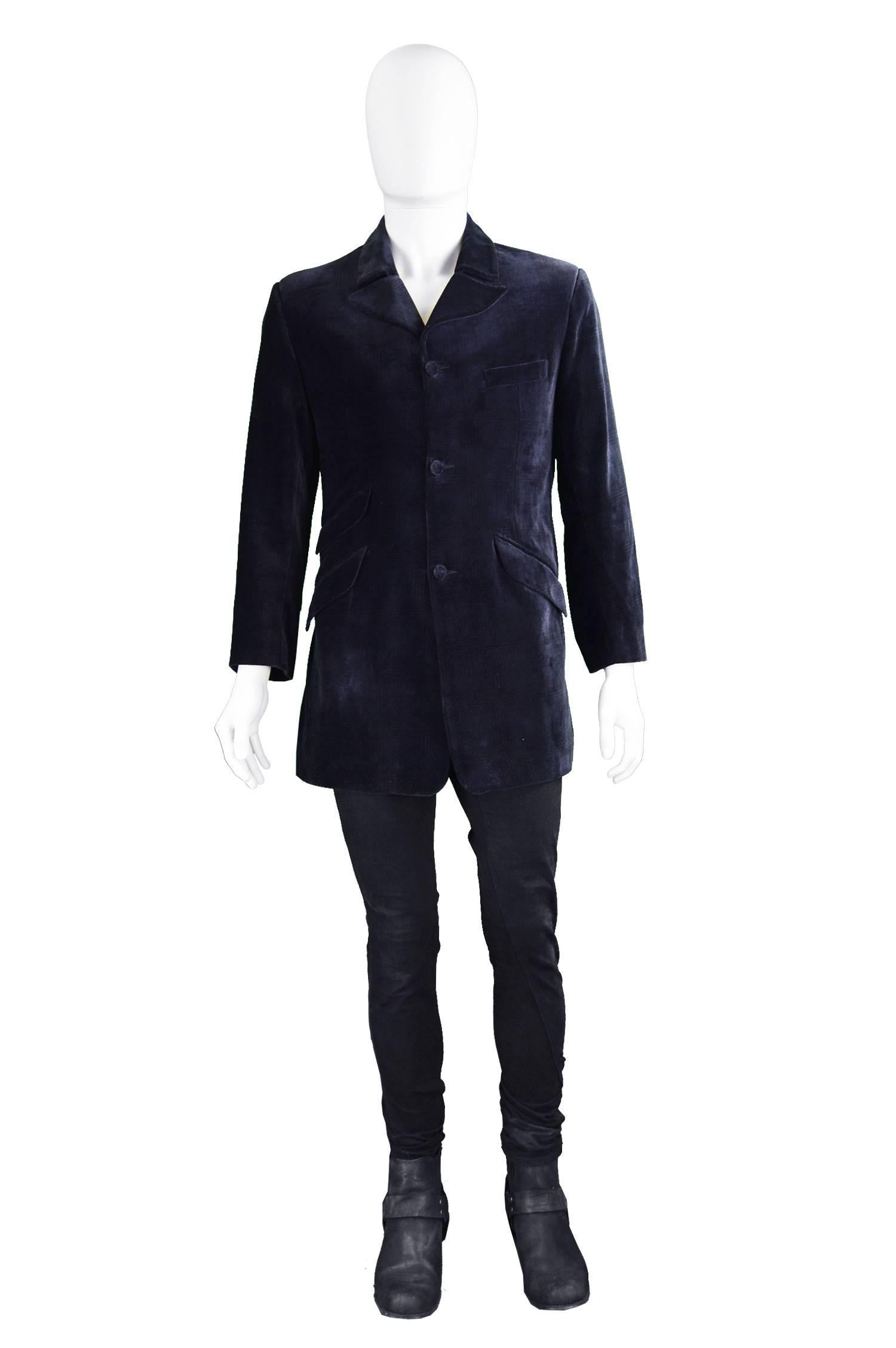 William Hunt of Saville Row Vintage Men's Blue Velvet Frock Coat, 1980s 

Size: Men's Small. Please check measurements.
Chest - 40” / 101cm (please allow a couple of inches underneath for movement)
Waist - 38” / 96cm
Length (Shoulder to Hem) - 30” /