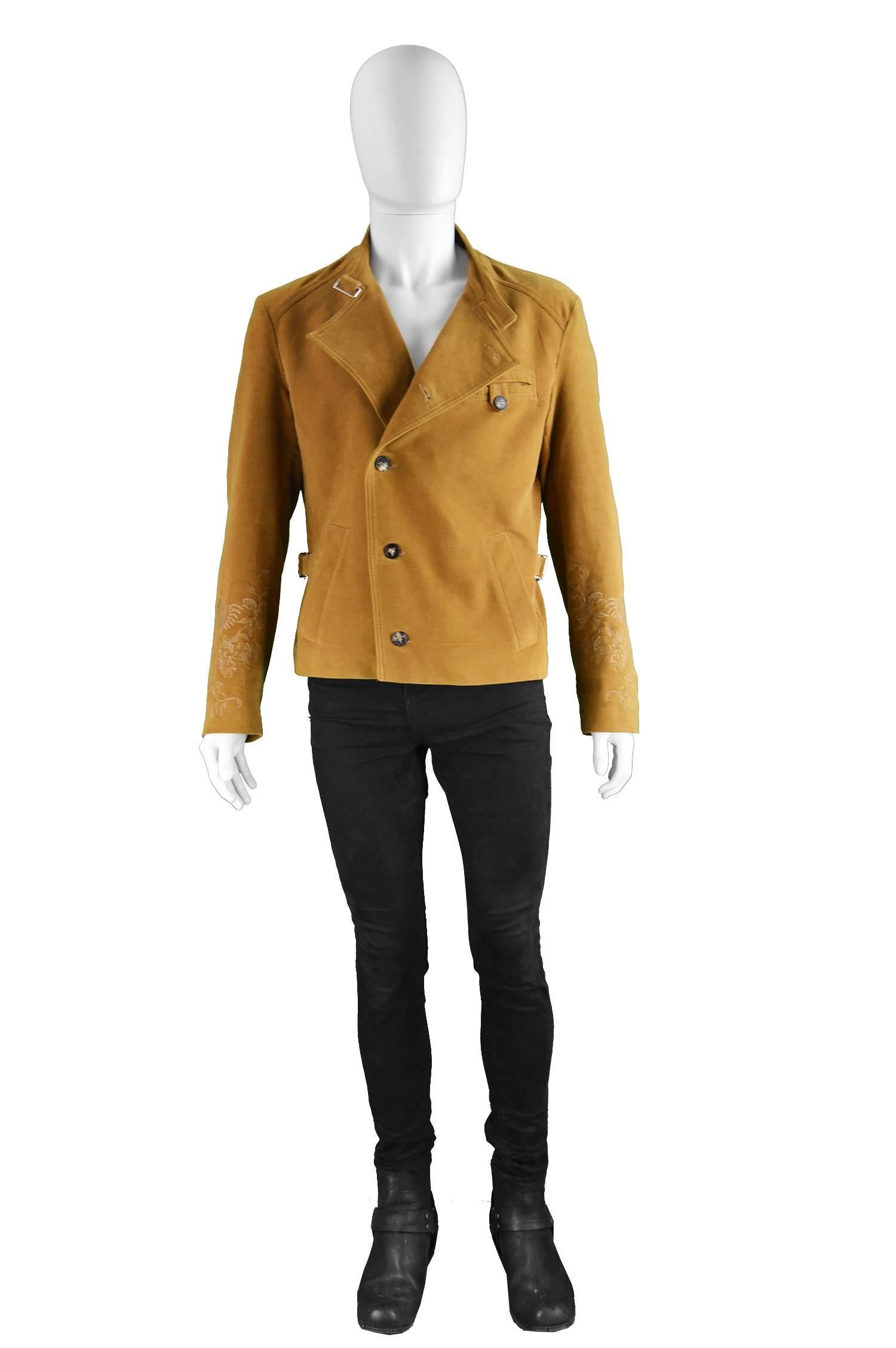 Christian Lacroix Men's Embroidered Camel Velvet Jacket with Bold Silk Lining

Estimated Size: Men's Medium to Large. Please check measurements.
Chest -44” / 112cm (please allow a couple of inches room for movement)
Length (Shoulder to Hem) - 23” /