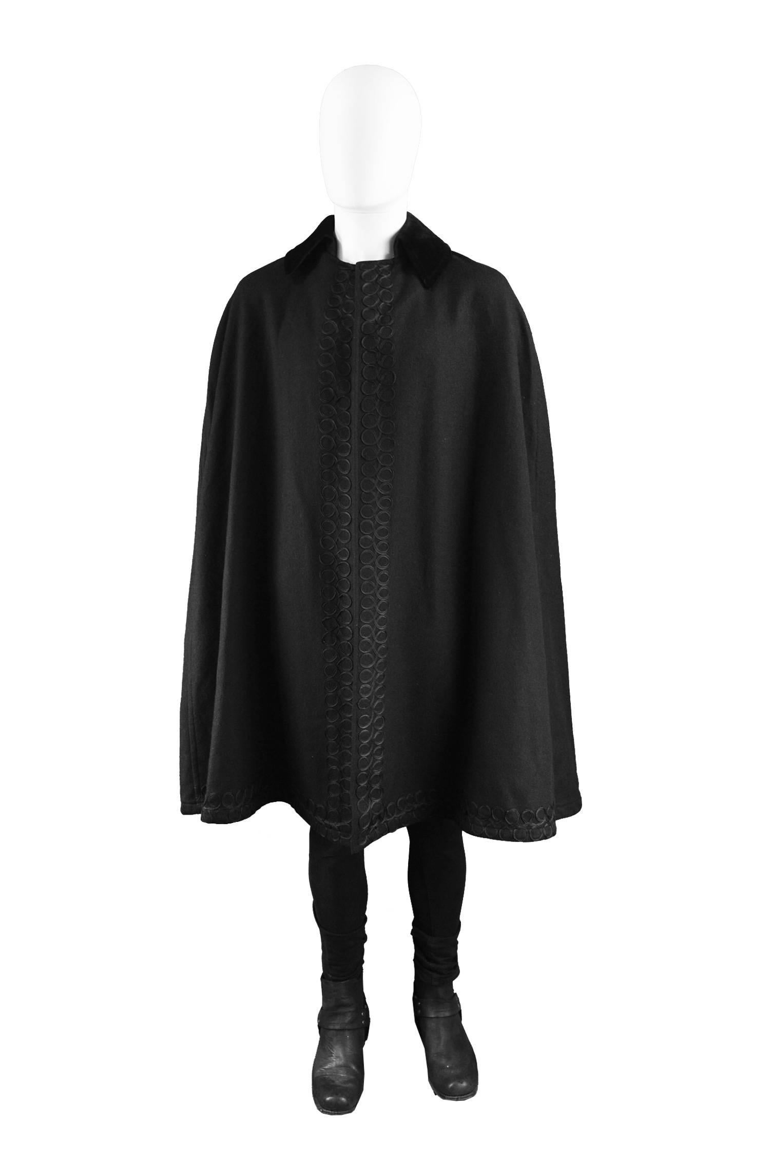 Vintage Men's Black Wool Cape with Velvet Collar by Scott Lester, 1960s

Size: One size fits most. 
Chest - Free
Waist - Free
Length (Shoulder to Hem) - 37” / 94cm
Shoulder to Shoulder - 23” / 58cm

Condition: Excellent Vintage Condition - No