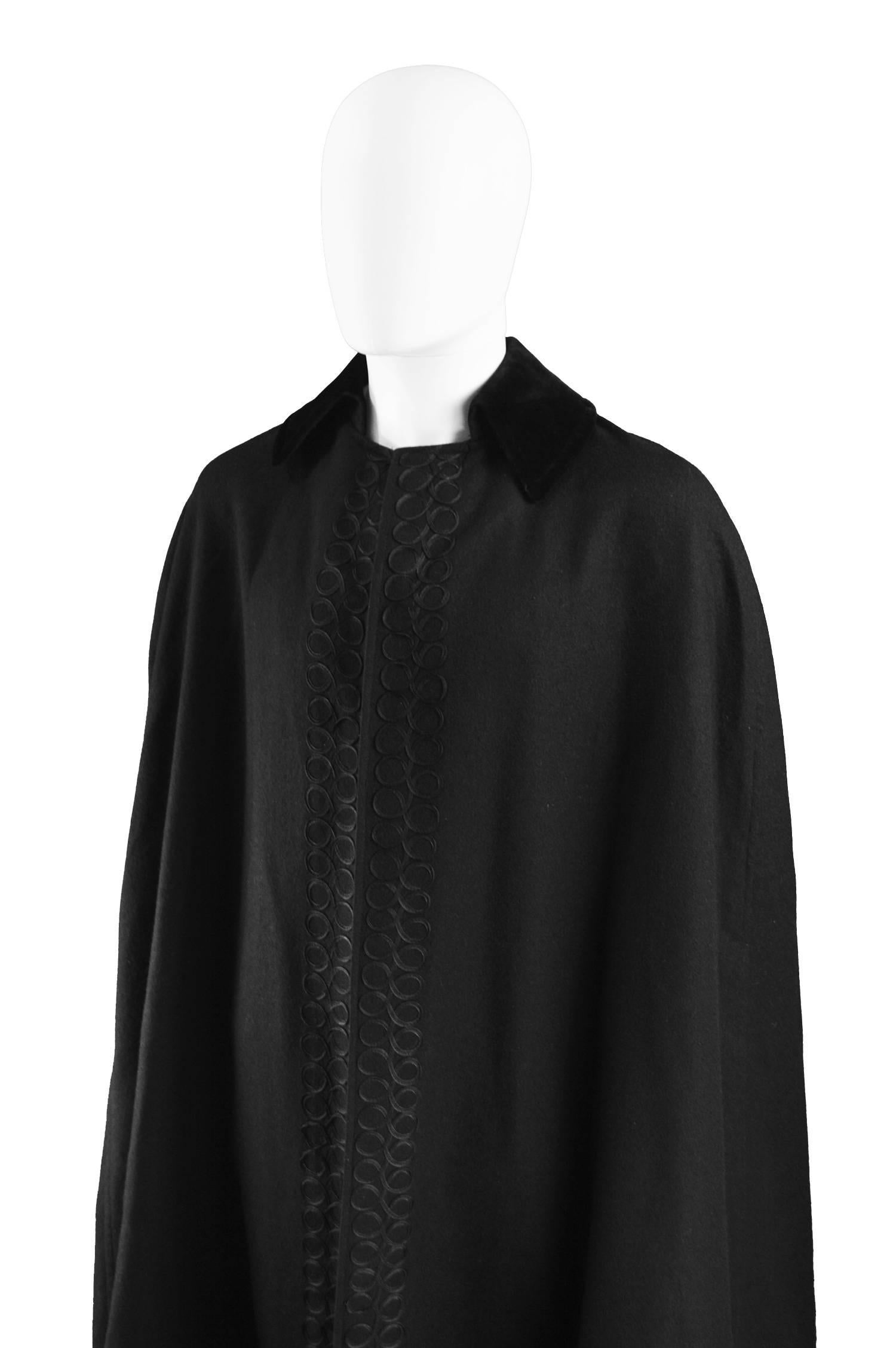 Vintage Men's Black Wool Cape with Velvet Collar by Scott Lester, 1960s In Excellent Condition For Sale In Doncaster, South Yorkshire