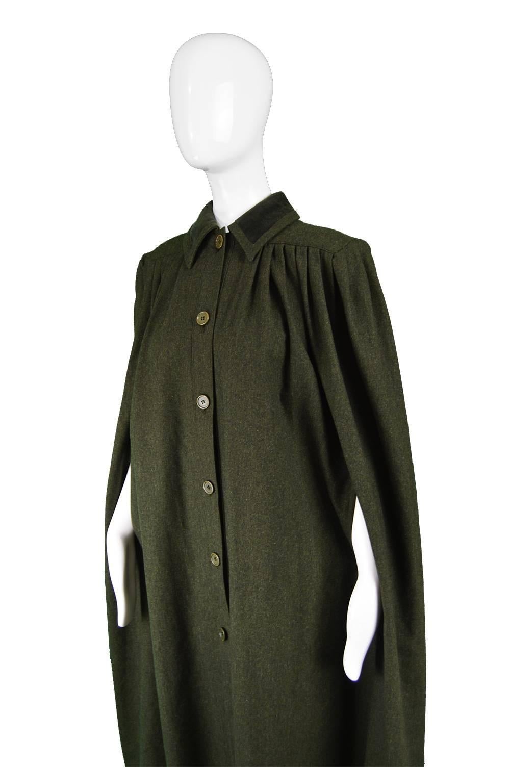 Valentino Dark Green Vintage Wool and Velvet Pleated Maxi Cape, 1980s In Excellent Condition In Doncaster, South Yorkshire