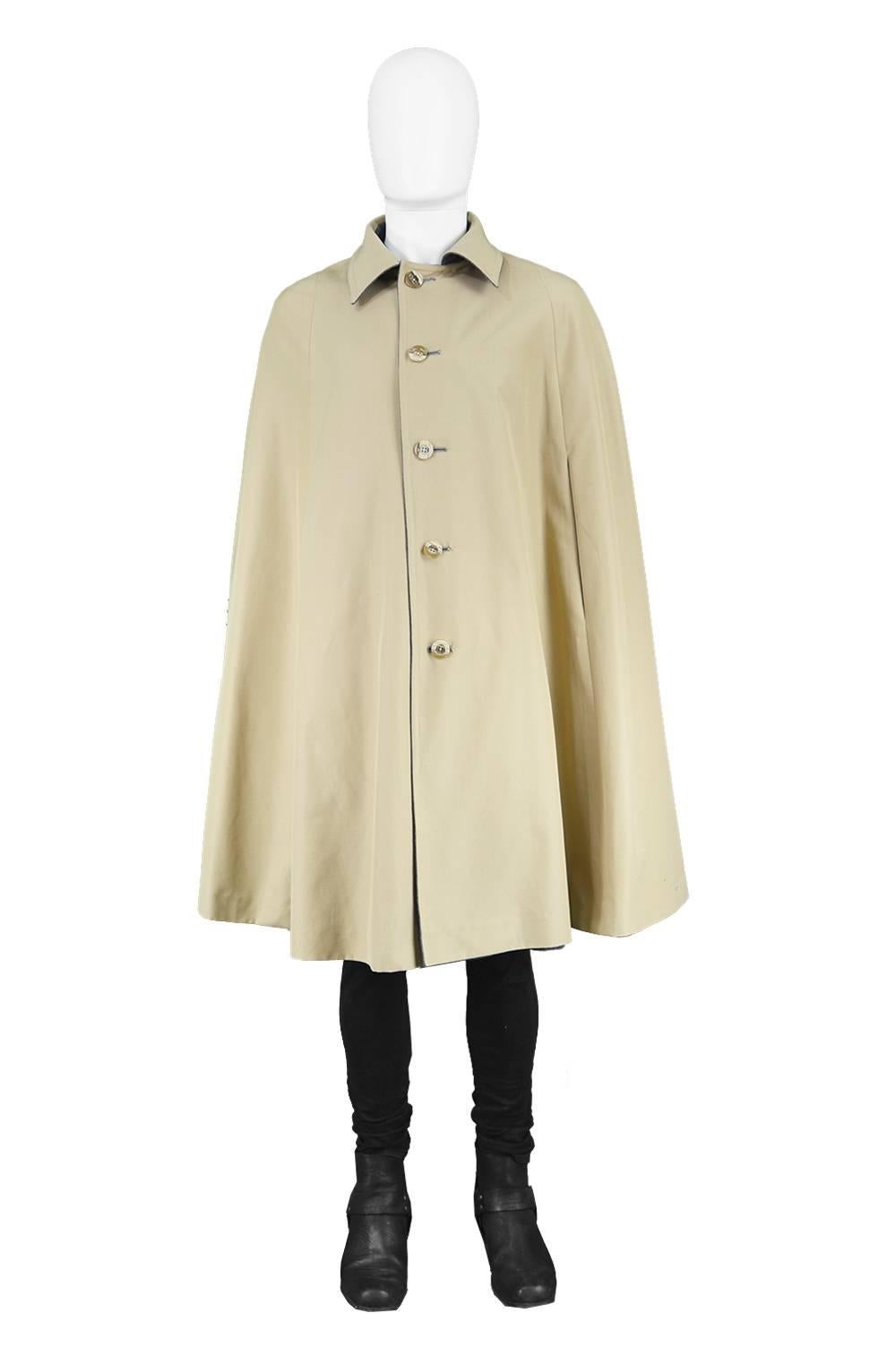 Vintage Mens Reversible Cotton Gabardine & Gray Wool Trench Cape Coat, 1980s

Size: One size fits most.
Chest - Free
Waist - Free
Length (Shoulder to Hem) - 41” / 104cm
Shoulder to Shoulder - 19” / 48cm

Condition: Excellent Vintage Condition -
