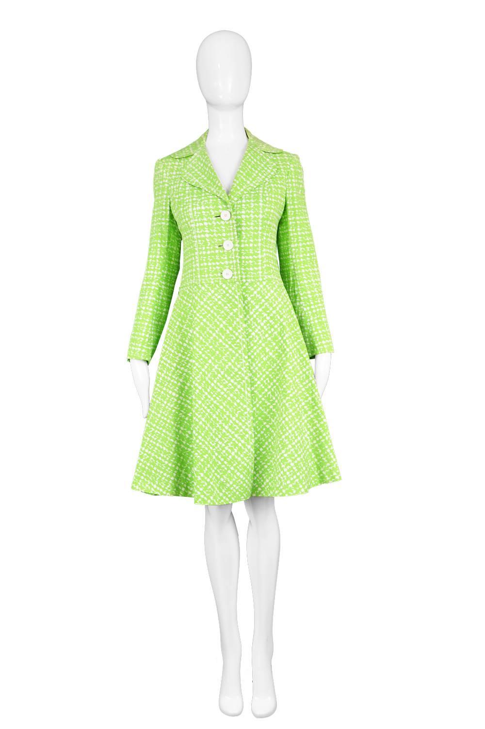 Diorling by Christian Dior London Vintage Green & White Cotton Mod Coat, 1960s

Size: UK 6-8/  US 2-4/ EU 34-36. Please check measurements.
Bust - 32” / 81cm
Waist - 30” / 76cm
Hips - 44” / 112cm
Length (Shoulder to Hem) - 37” / 94cm
Shoulder to