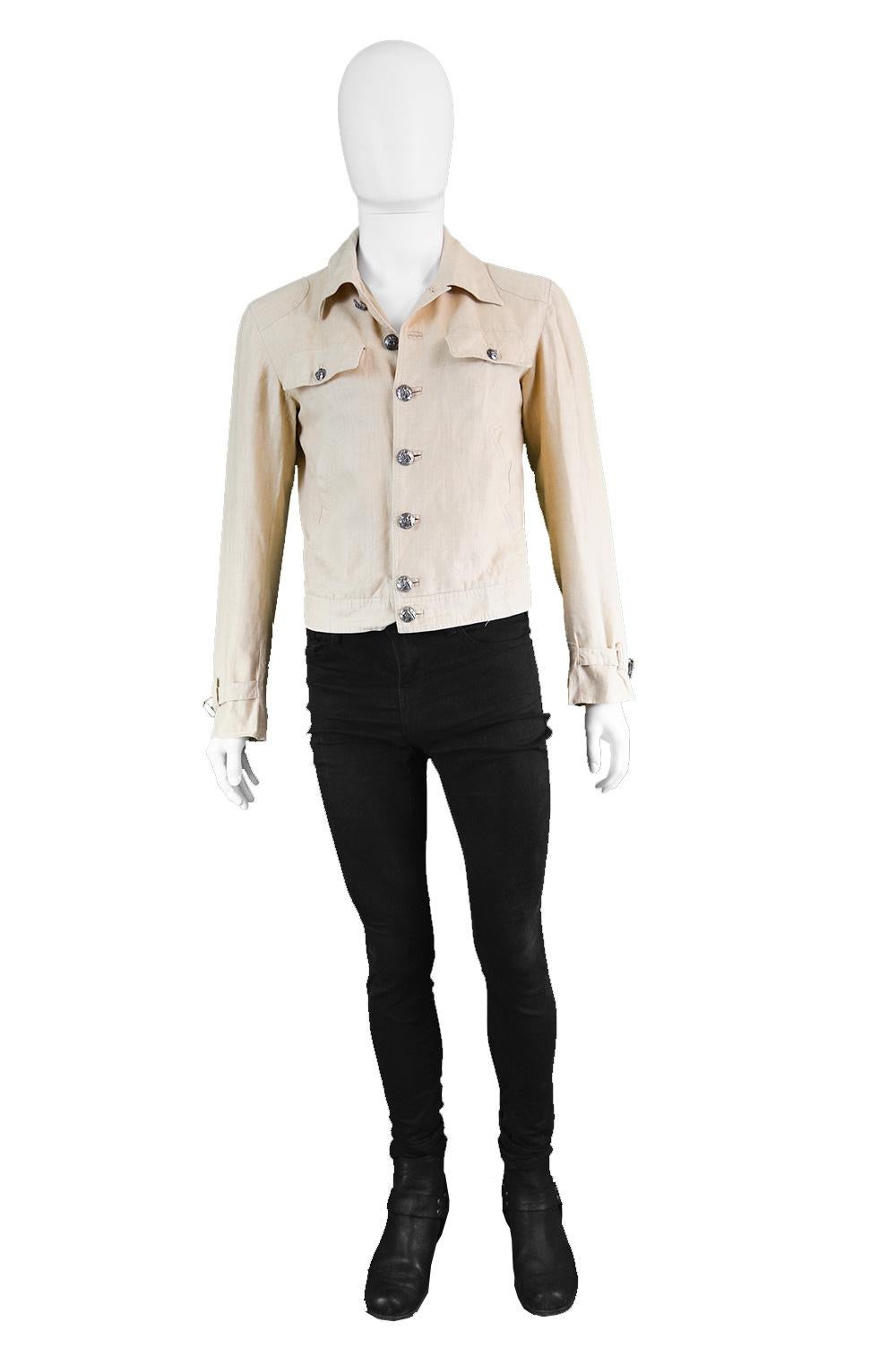 Gianni Versace Couture Pure Cream Linen Men's Unisex Jacket, S/S 2003

Size: Marked 46 which is roughly a men's XS. Please check measurements. 
Chest - 38” / 96cm
Waist - 34” / 86cm
Length (Shoulder to Hem) - 20” / 51cm
Shoulder to Shoulder - 18” /