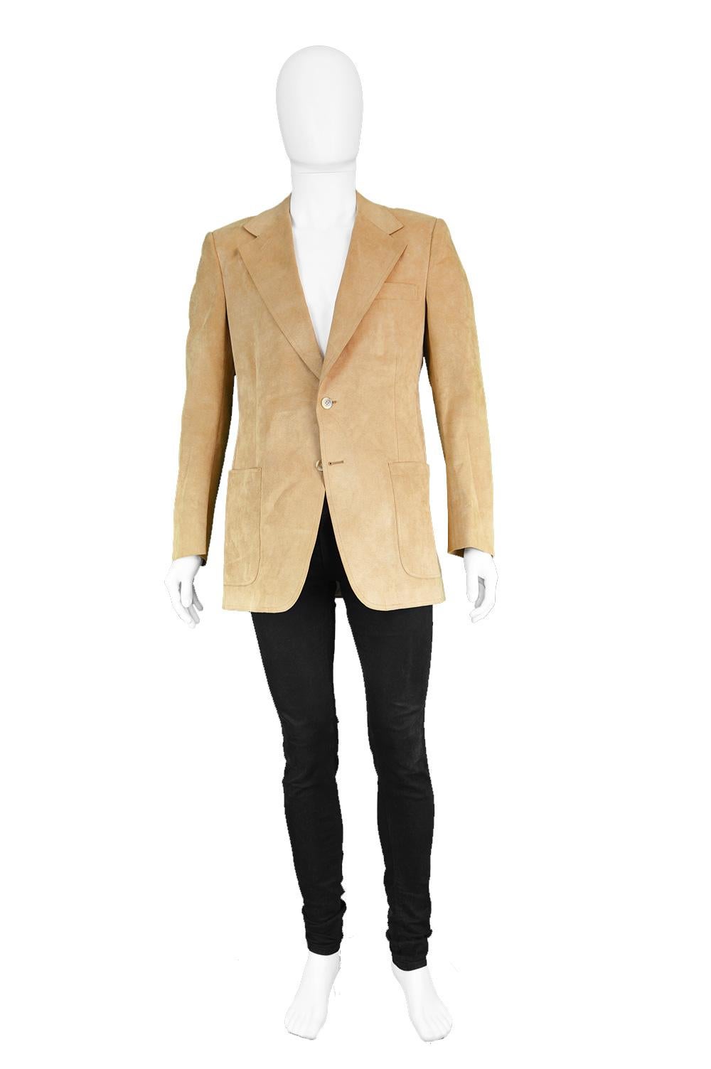 Halston Men's Vintage Ultrasuede 'Halsuede' Brown Sport Coat, 1970s

Size: fits roughly like a modern men's Medium. Please check measurements.
Chest - 40” / 101cm
Waist - 38” / 96cm
Length (Shoulder to Hem) - 30” / 76cm
Shoulder to Shoulder - 18” /