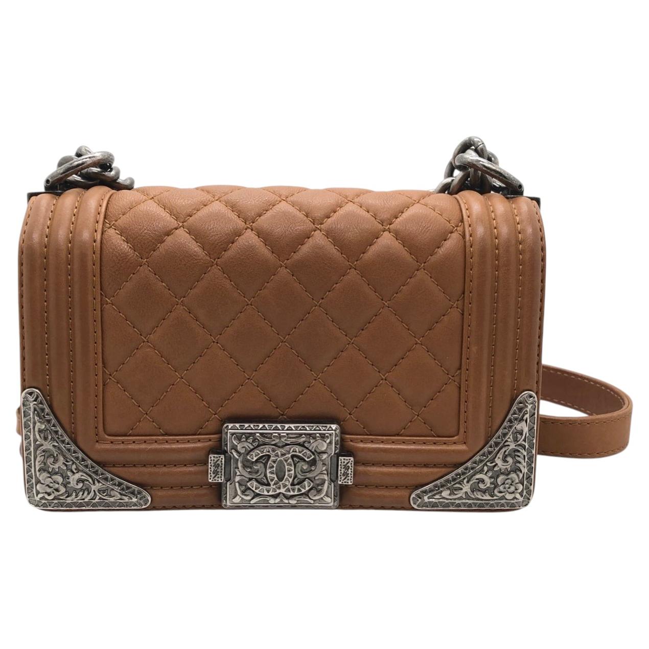 Borsa Chanel Paris Dallas Cowboy Boy in pelle marrone con angoli in metallo inciso RHW