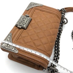 Borsa Chanel Paris Dallas Cowboy Boy in pelle marrone con angoli in metallo inciso RHW