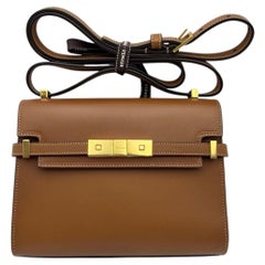 Mini sac à bandoulière Saint Laurent Manhattan en cuir de veau marron avec finitions dorées