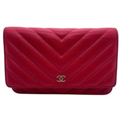 Portefeuille Chanel Chevron Caviar avec chaîne, sac à bandoulière à rabat rouge-rose, fermoir doré HW