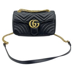 Bolso de hombro mediano Gucci GG Marmont Matelassé, de piel negra con detalles dorados HW