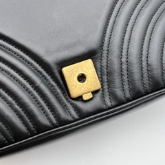 Bolso de hombro mediano Gucci GG Marmont Matelassé, de piel negra con detalles dorados HW