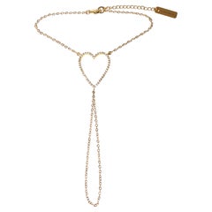 Bracelet « Coeur Hand Chain » en or plaqué 14 carats avec pendentif en forme de cœur en cristaux serti pavé