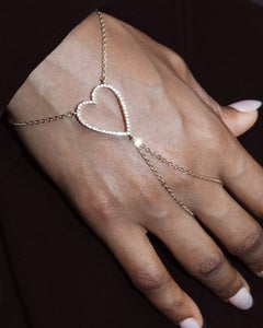Bracelet « Coeur Hand Chain » en or plaqué 14 carats avec pendentif en forme de cœur en cristaux serti pavé